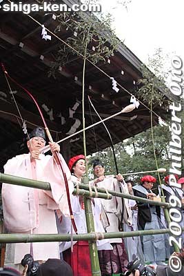 First the shrine priest had to shoot an arrow into the crowd, then the bean throwing began.
Keywords: shiga taga-cho taga taisha shrine setsubun matsuri festival