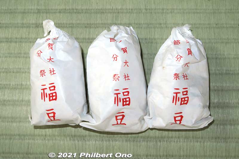 Setsubun beans I caught. Lots of good luck in 2021! The beans are in small paper bags. Less messy.
Keywords: shiga taga-cho taga taisha shrine setsubun matsuri festival