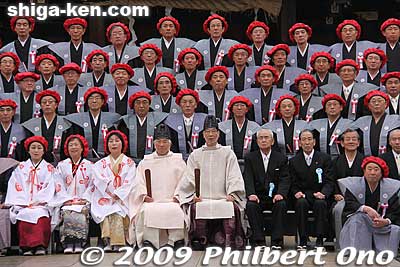 The bean-throwers for 2009 pose for a group shot with the shrine priests.
Keywords: shiga taga-cho taga taisha shrine setsubun matsuri festival