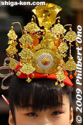 Closeup of the crown.
Keywords: shiga taga-cho taisha matsuri festival shrine children girls 