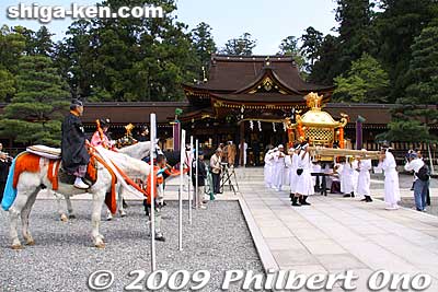 The horses are readied.
Keywords: shiga taga-cho taisha matsuri festival shrine 