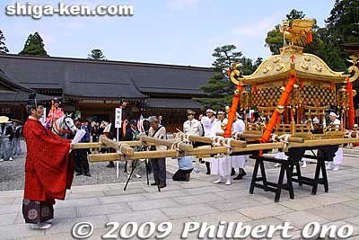 Prayers to the mikoshi portable shrine.
Keywords: shiga taga-cho taisha matsuri festival shrine 