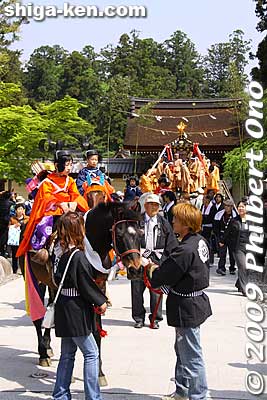 Keywords: shiga taga-cho taisha matsuri festival shrine horses children boy 