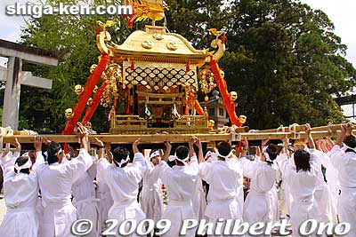 They raise the mikoshi high up.
Keywords: shiga taga-cho taisha matsuri festival shrine horses mikoshi 