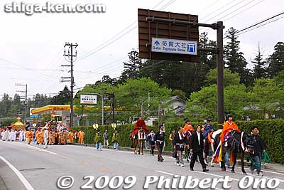 The procession first goes on a major highway where one lane is closed to traffic.
Keywords: shiga taga-cho taisha matsuri festival shrine horses mikoshi 
