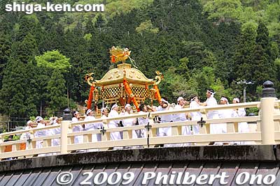 Mikoshi over the bridge to the shrine.
Keywords: shiga taga-cho taisha matsuri festival mikoshi 