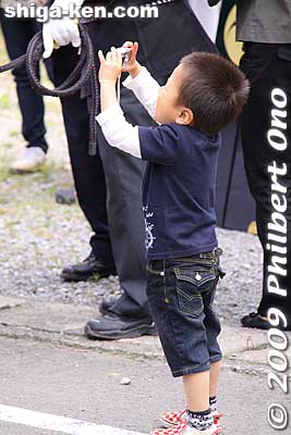 He must be three years old. One of the youngest photographers I've seen unassisted. I wish I started that young.
Keywords: shiga taga-cho boy 