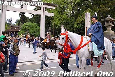 The morning procession arrives at the shrine.
Keywords: shiga taga-cho taga matsuri festival taisha horses