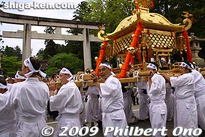 The main mikoshi also passes by the shrine.
Keywords: shiga taga-cho taga matsuri festival taisha horses mikoshi 