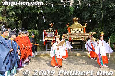 The young shrine maidens also danced, Taga Matsuri.
Keywords: shiga taga-cho taga matsuri festival taisha matsuri4
