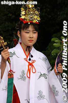 Shrine maiden holds bells and a branch of leaves. Very charming dance.
Keywords: shiga taga-cho taga matsuri festival taisha japanteen