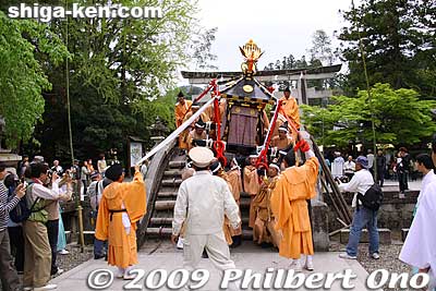 Both mikoshi also went over the steep arched bridge.
Keywords: shiga taga-cho taga matsuri festival taisha 