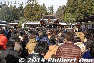 A long line to the shrine is what awaited. This was a lot more people than Jan. 1, 2005 when I visited the last time.
Keywords: shiga taga taisha shrine new year