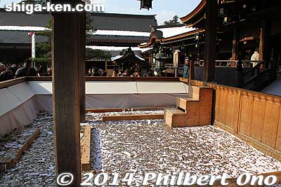Money pit for monetary offerings. A few days from now, we will see happy bank employees counting the money from shrines.
Keywords: shiga taga taisha shrine new year hatsumode