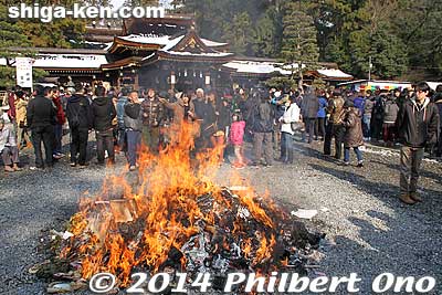 A fire to burn old New Year's decorations and to warm yourself up. 
Keywords: shiga taga taisha shrine new year hatsumode
