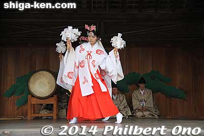 In the morning and early afternoon of January 1 and 2, shrine maidens perform sacred dances (初神楽) on the Noh stage.
Keywords: shiga taga taisha shrine new year hatsumode maiden kagura sacred dance