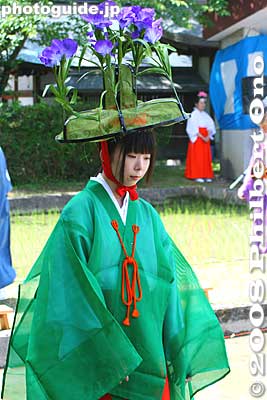 Singer with a tall flower hat.
Keywords: shiga taga-cho taga taisha shrine shinto festival matsuri rice seedlings paddy paddies planting matsuribijin