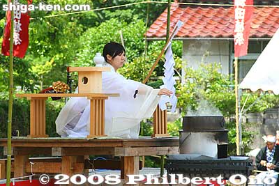 The ceremony has a pot of boiling water.
Keywords: shiga taga-cho taga taisha shrine shinto festival matsuri rice seedlings paddy paddies planting