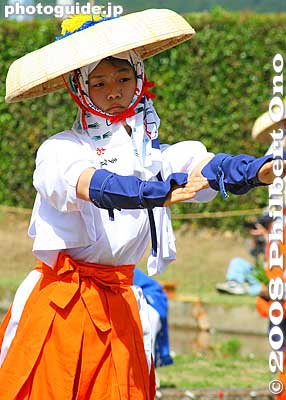 Otaue odori dancer at Taga Taisha Rice-planting Festival (O-taue Matsuri).
Keywords: shiga taga-cho taga taisha shrine shinto festival matsuri rice seedlings paddy paddies planting matsuribijin