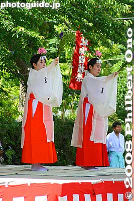 On stage, shrine maidens perform the Yuminomai Arrow Dance. 弓の舞
Keywords: shiga taga-cho taga taisha shrine shinto festival matsuri rice seedlings paddy paddies planting