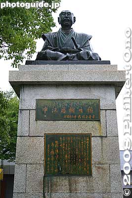 Statue of 17th-century Confucian philosopher Nakae Toju in front of Adogawa Station. He is noted for embodying filial piety, especially to his mother. 中江藤樹
Keywords: shiga takashima adogawa nakae toju confucian philosopher scholar statue