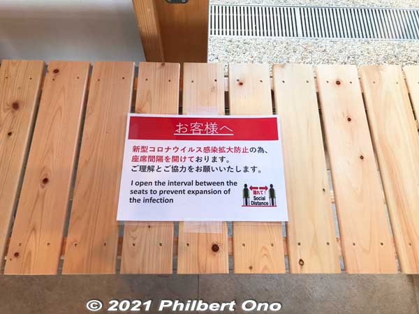 Social distancing on benches, but bad English. よい子のみなさん、この英語はダメですよ。無視してください。
Keywords: shiga takashima imazu port