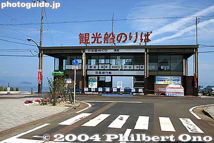 This is the old Imazu Port building. It was a two-story building with a small restaurant on the 2nd floor. Ironically, it had no enclosed interior space for passengers.
Keywords: shiga prefecture takashima city imazu imazucho lake biwa