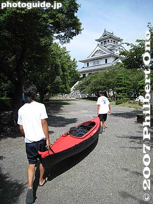 On the day before, they were supposed to row from Imazu to Nagahama, but high waves forced cancellation. So they were bused to Nagahama where they stayed overnight. Photo: Carrying the kayak to the lake, passing by Nagahama Castle.
Keywords: shiga takashima imazu junior high school rowing club lake biwa