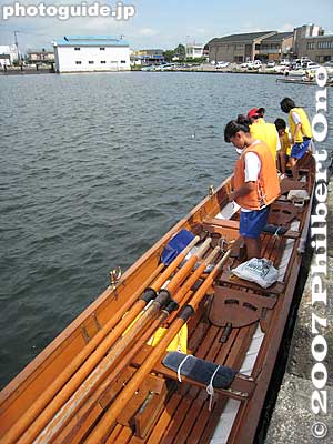 And girls on the other fixed-seat boat. These boats have fixed seats which do not slide as in modern rowing boats. This boat is a replica of the fixed-seat boat used 90 years ago by Oguchi Taro and crew when he wrote the song, Biwako Shuko no Uta.
Keywords: shiga takashima imazu junior high school rowing club lake biwa