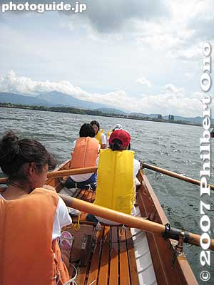 "We're children of the lake, off to wander 'round..." (Mt. Ibuki in the distance)「われは湖の子...」
Keywords: shiga takashima imazu junior high school rowing club lake biwa