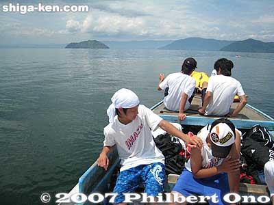 Chugging along on a fishing boat.
Keywords: shiga takashima imazu junior high school rowing club lake biwa