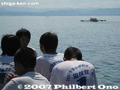 Boys watch their classmates row.
Keywords: shiga takashima imazu junior high school rowing club lake biwa