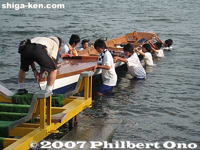 The boat is first carried onto a trolley.
Keywords: shiga takashima imazu junior high school rowing club lake biwa