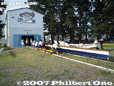 Hauling the fixed-seat boat to the boat house
Keywords: shiga takashima imazu junior high school rowing club lake biwa