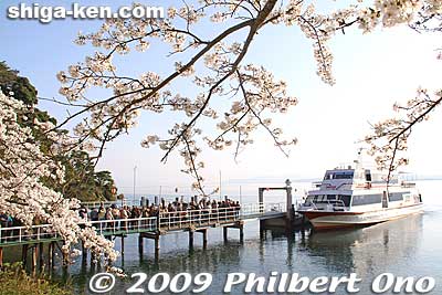 The boats come from Hikone, Nagahama, and Imazu Ports during cherry blossom season.
Keywords: shiga takashima makino-cho kaizu-osaki cherry blossoms sakura flowers lake biwa boatcruises