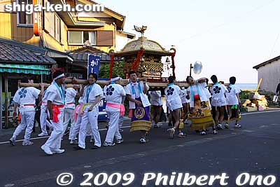 At 5 pm, they started to carry the mikoshi again in their neighborhoods. This local festival features men dressed as sumo wrestlers (rikishi) carrying the two mikoshi portable shrines. This is the Nishihama group.
Keywords: shiga takashima makino kaizu rikishi matsuri festival mikoshi 