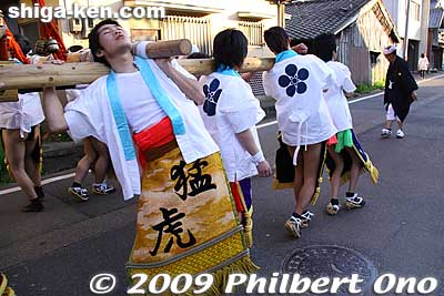 They wear kesho mawashi ceremonial aprons normally worn by sumo wrestlers. These aprons are possessed by local families and passed down to successive generations.
Keywords: shiga takashima makino kaizu rikishi matsuri festival mikoshi shigabestmatsuri