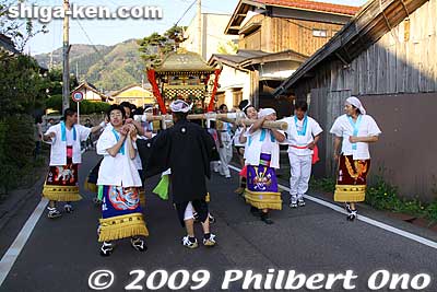 The Nishihama (西浜) group go through their neighborhood along the shore of Lake Biwa. About 30 men carry the mikoshi.
Keywords: shiga takashima makino kaizu rikishi matsuri festival mikoshi 