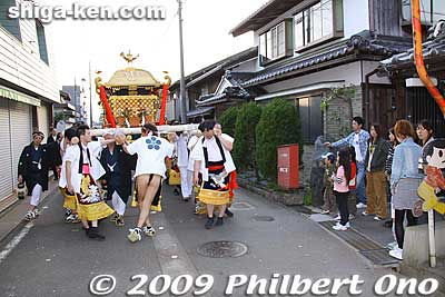 Some local people come out to watch.
Keywords: shiga takashima makino kaizu rikishi matsuri festival mikoshi 