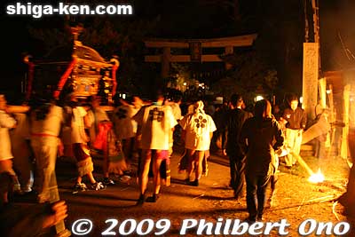 One mikoshi arrives at Kaizuten Shrine.
Keywords: shiga takashima makino kaizu rikishi matsuri festival mikoshi 