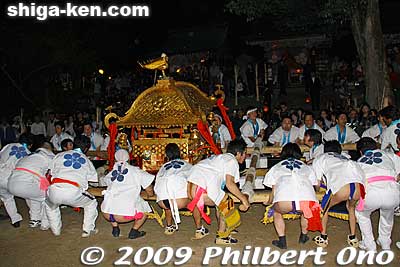 In front of a large crowd, they dramatically raise and lower the mikoshi.
Keywords: shiga takashima makino kaizu rikishi matsuri festival mikoshi 