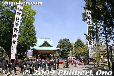 The procession start to leave Tsuno Shrine.
Keywords: shiga takashima imazu kawakami matsuri festival 