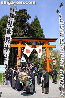 The procession leaves Tsuno Shrine. At Hioki Shrine, they also held a Shinto ceremony and had a procession leaving the shrine.
Keywords: shiga takashima imazu kawakami matsuri festival 