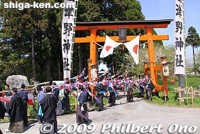 The procession leaving Tsuno Shrine as they carry the O-nobori poles.
Keywords: shiga takashima imazu kawakami matsuri festival 