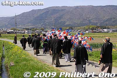 The procession headed for the Otabisho which is halfway between Tsuno Shrine and Hioki Shrine.
Keywords: shiga takashima imazu kawakami matsuri festival 