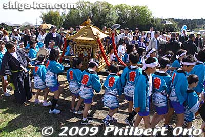 The mikoshi procession also arrived at the Otabisho.
Keywords: shiga takashima imazu kawakami matsuri festival 