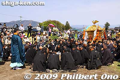 Prayers in front of the mikoshi.
Keywords: shiga takashima imazu kawakami matsuri festival 