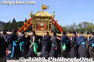 They paraded the mikoshi around the Otabisho.
Keywords: shiga takashima imazu kawakami matsuri festival 