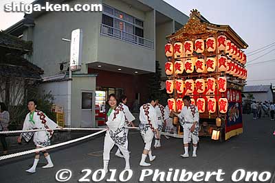 The floats are pretty small, compared to other float festivals in Shiga. So they are light enough to tilt when they need to turn. This is the Takara (宝) float.
Keywords: shiga takashima omizo matsuri festival float 
