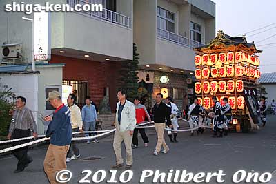 The paper lanterns is emblazoned with the name of the float. Each name has only one kanji character. This is the Isamu (勇) hikiyama float.
Keywords: shiga takashima omizo matsuri festival float 
